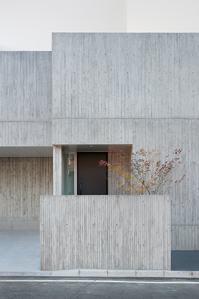 杉板型枠コンクリートの外壁のアプローチ部分 杉板型枠コンクリートの外壁のアプローチ部分