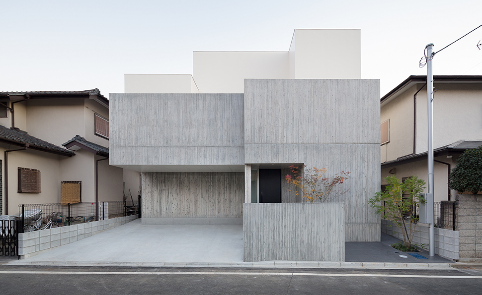 杉板型枠コンクリートの外壁<br />白い外壁は光触媒を施している 杉板型枠コンクリートの外壁<br />白い外壁は光触媒を施している