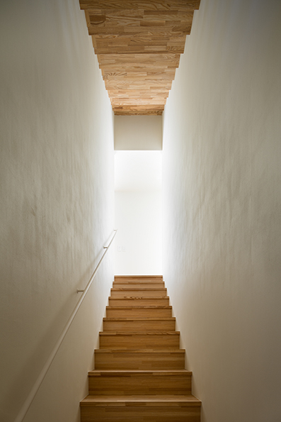 2階のリビングへと続く階段と屋上へ上がる階段 2階のリビングへと続く階段と屋上へ上がる階段