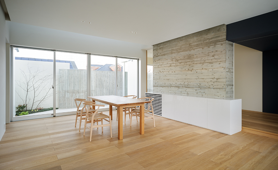 テラスの高い壁によってプライバシーを保ち<br />カーテンのいらない開放的なリビングへと テラスの高い壁によってプライバシーを保ち<br />カーテンのいらない開放的なリビングへと