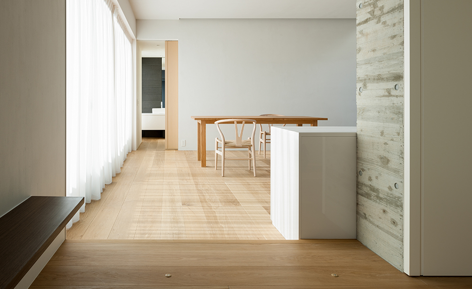 客室からリビングを見る<br />光がたっぷり注ぐ南側の窓辺 客室からリビングを見る<br />光がたっぷり注ぐ南側の窓辺