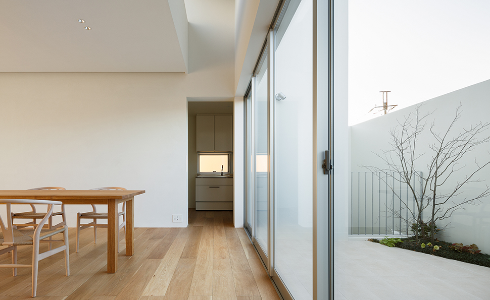 植栽により2階のテラスでも四季を感じる<br />奥にキッチンがある 植栽により2階のテラスでも四季を感じる<br />奥にキッチンがある