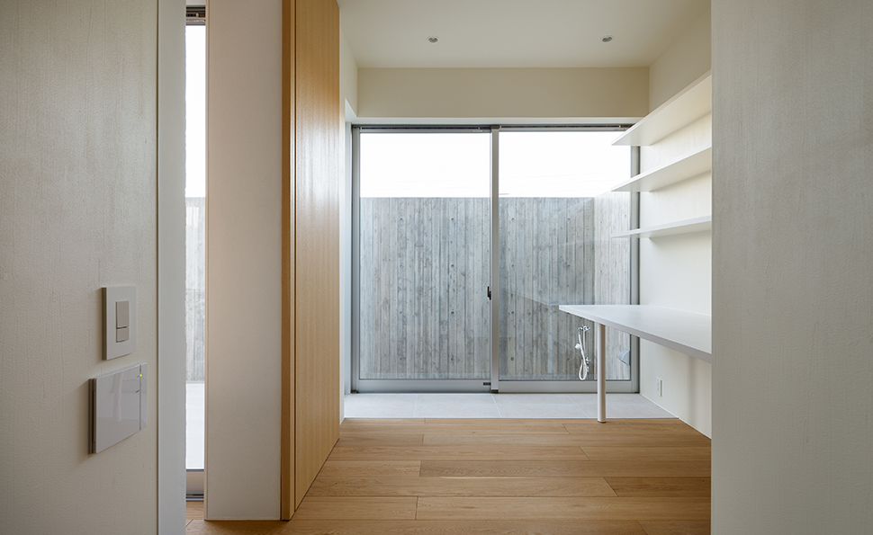 北側テラスに面する書斎 北側テラスに面する書斎