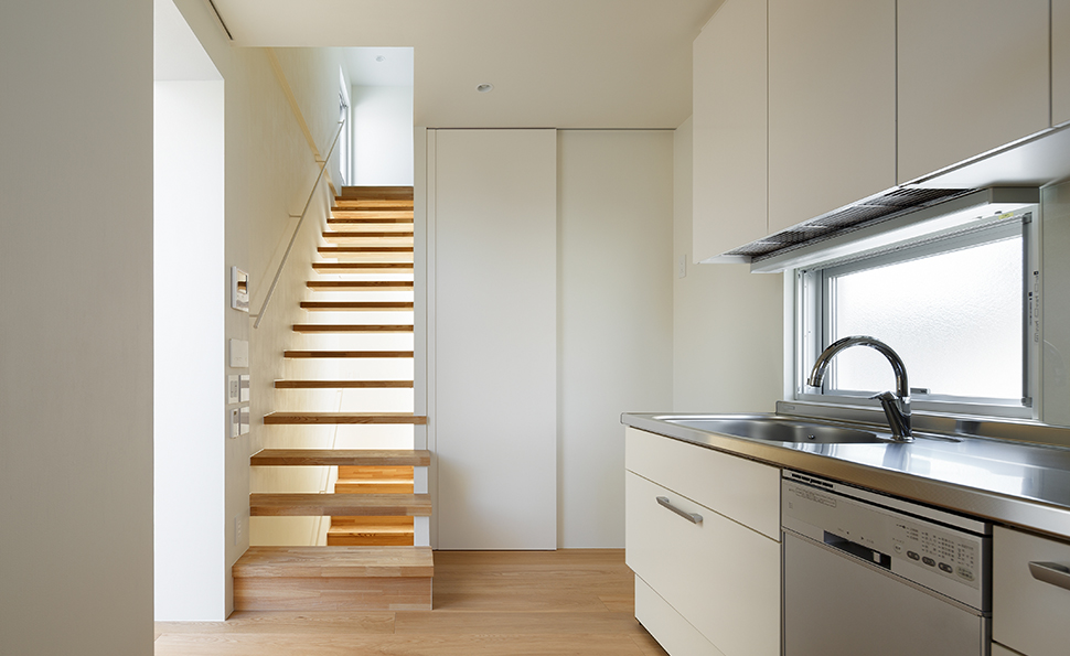 リビングに面したキッチン<br />屋上に向かう階段は通風を考えて蹴上がない リビングに面したキッチン<br />屋上に向かう階段は通風を考えて蹴上がない