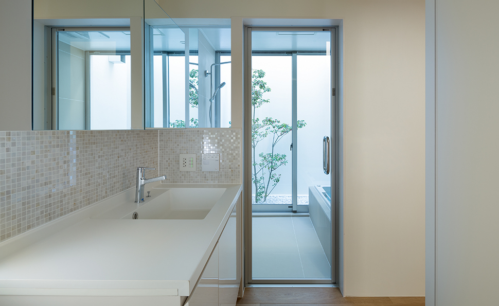 WICと廊下の2方向からアクセスできる洗面 WICと廊下の2方向からアクセスできる洗面