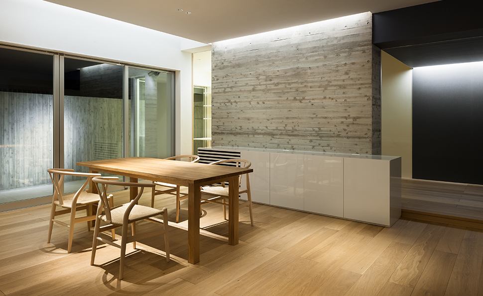 リビングの夜景<br />間接照明による照明で雰囲気を出している リビングの夜景<br />間接照明による照明で雰囲気を出している