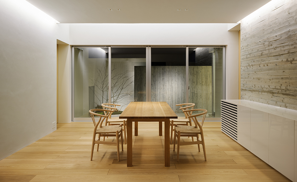 北側テラスの高い壁面にも照明を当て<br />夜間でも空間の広がりを演出 北側テラスの高い壁面にも照明を当て<br />夜間でも空間の広がりを演出