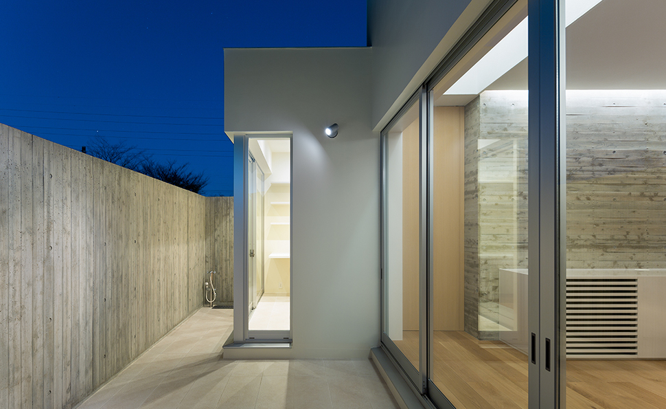 夜でもカーテンなしで過ごせるリビング 夜でもカーテンなしで過ごせるリビング