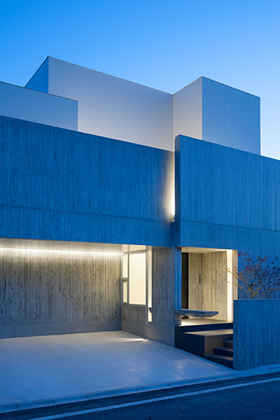 北側テラスの壁面スリットから光が漏れる 北側テラスの壁面スリットから光が漏れる