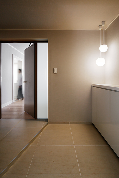 玄関からリビングを見る　