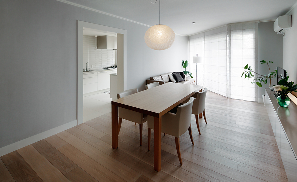 リビング　グレーの布クロスを壁・天井に