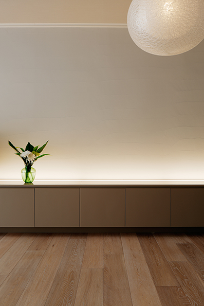 照明は特徴的なダイニングのペンダント照明と<br />収納の間接照明でまかなう