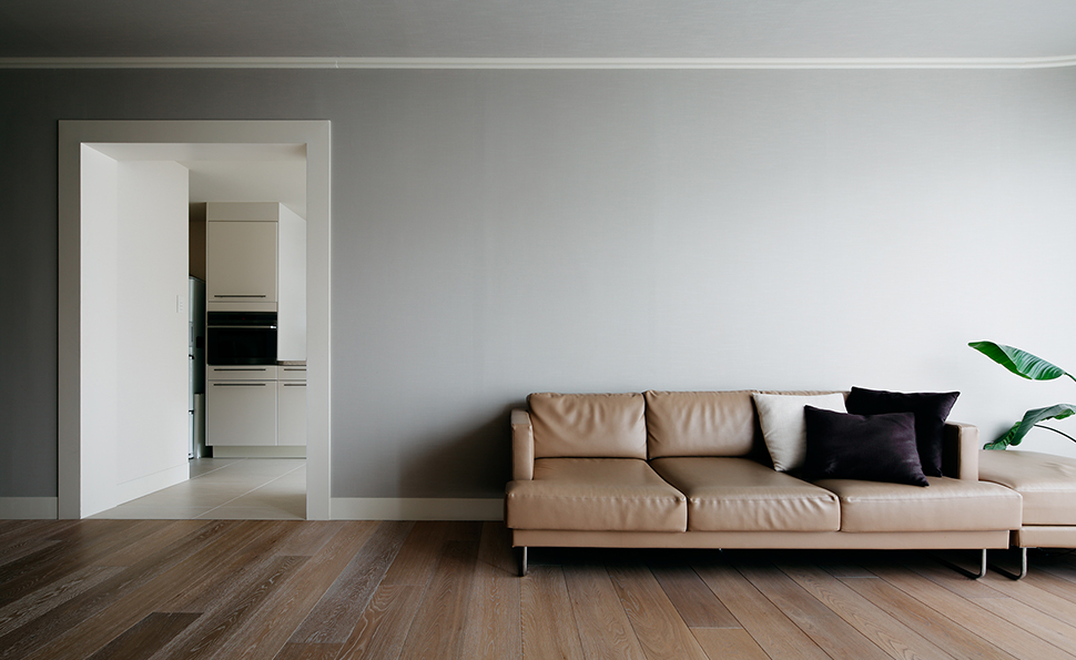 天井の周縁は既存を流用<br />クロスがグレーの為、巾木や周縁の白が際立つ