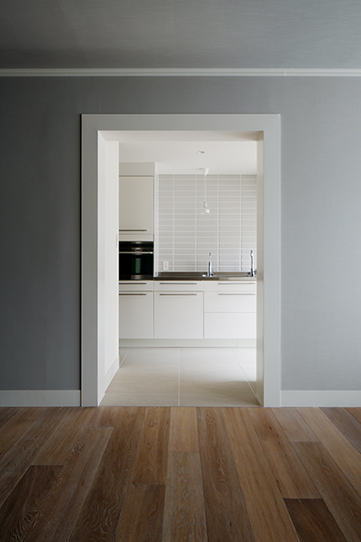 キッチンに続く開口部<br />キッチンの壁のタイルがアクセントに