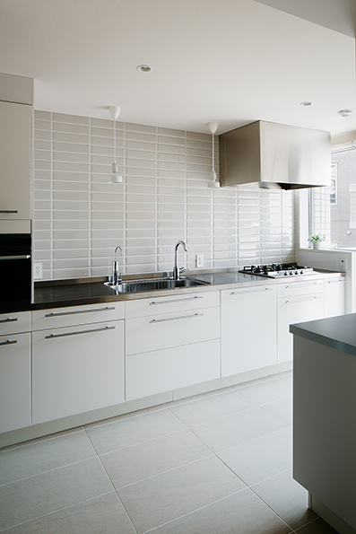 広々とした独立型のキッチン<br />レンジフードは排気孔や天井高の関係で造作