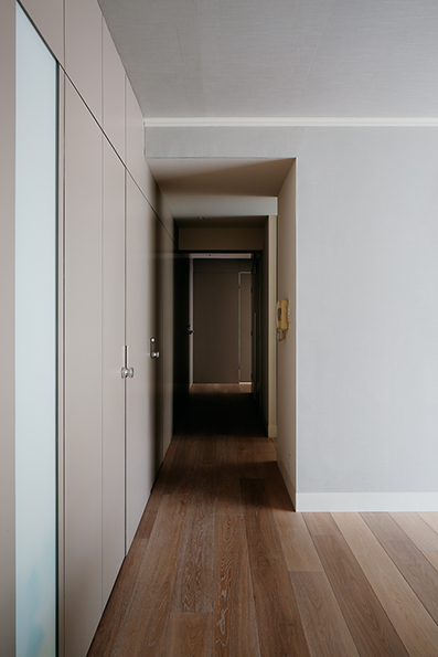 リビングのパネル壁面が続く廊下