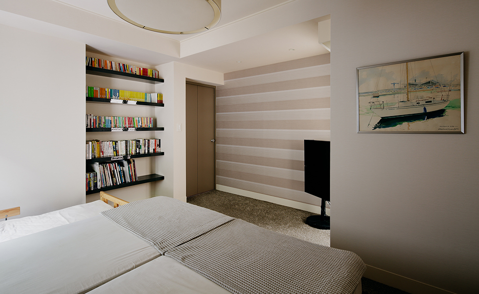 ゆったりとした主寝室<br />海外製のボーダー柄の布クロス