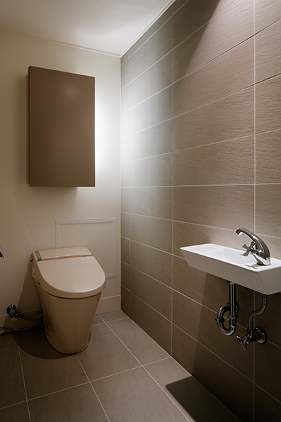 収納からの間接照明で壁面全体にタイルが映える