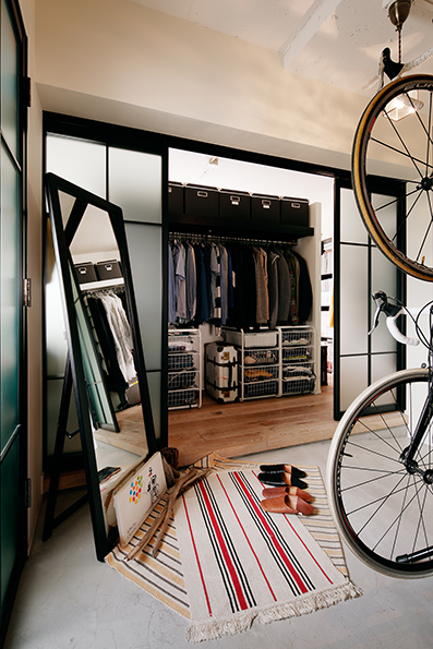 広い土間玄関からファミリークローゼットを見る