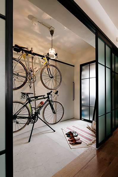 ファミリークローゼットから土間玄関を見る<br />右奥のSICから明かりが入る