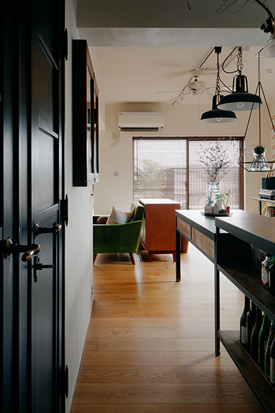 玄関からキッチンを見る<br />左側が洗面とトイレの扉