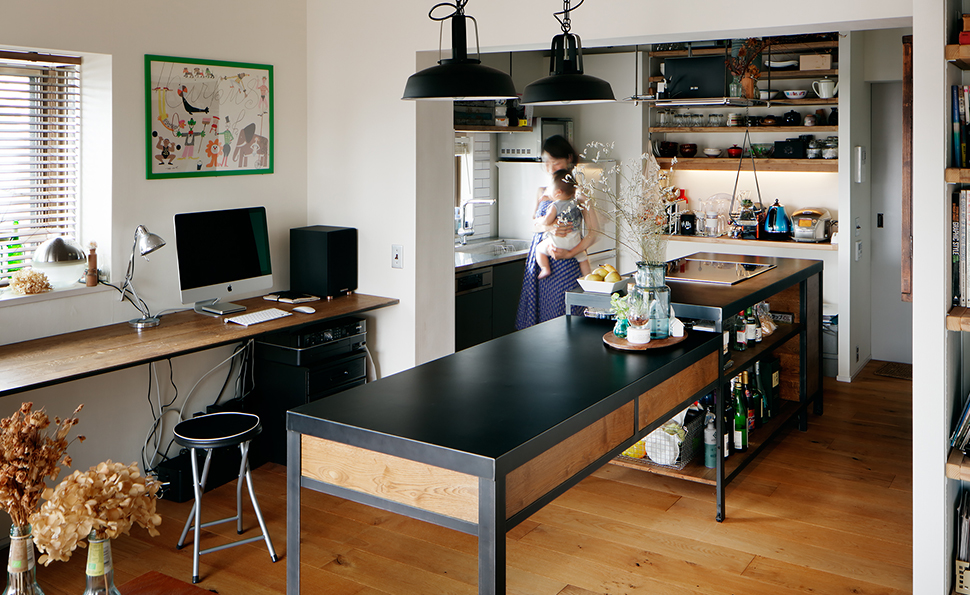 キッチン脇の仕事用のデスク<br />家事と仕事の両立を試みる