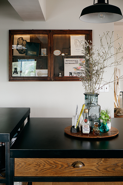 キッチンとアンティークの飾り棚