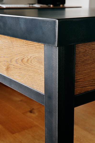 キッチン　鉄と無垢木材の組合せ