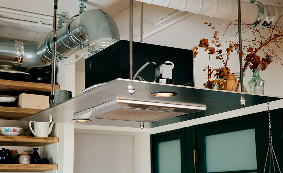 換気扇、照明、ステンレス板の組合せの造作レンジフード