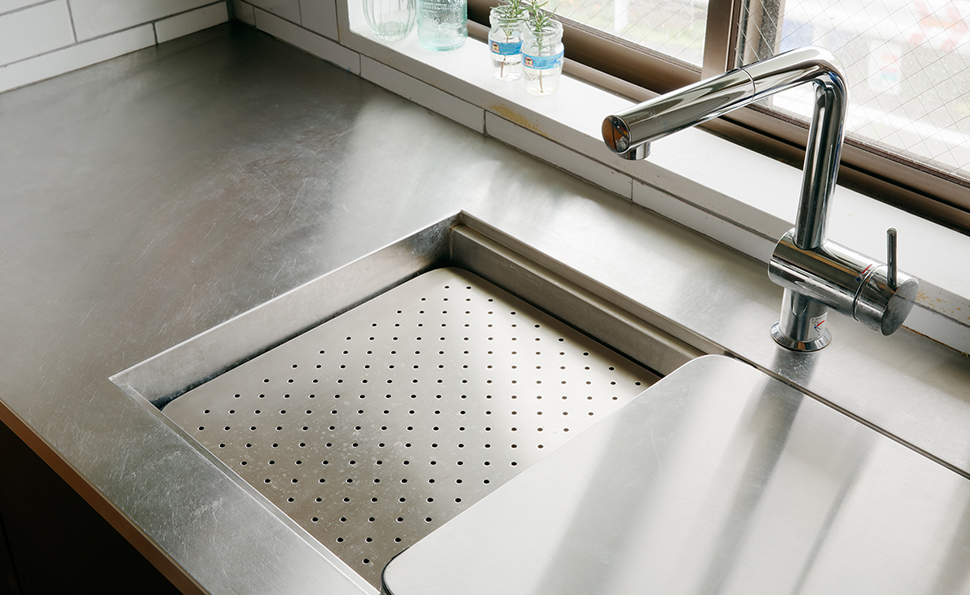 スクエア型のシンク<br />作業プレートで多様な使い方が可能