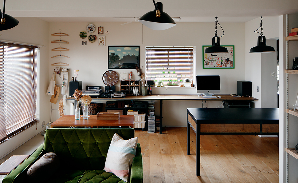 リビングからダイニングとワークスペースを見る