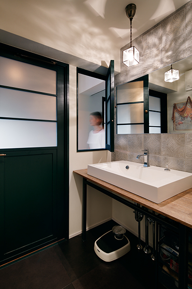 洗面　通風の為に開閉できる窓を設置