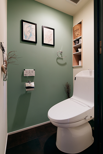 好きな色を付けたトイレ<br />既存の収納を利用