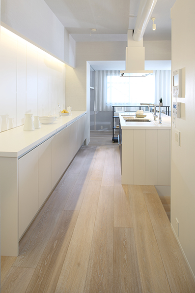 廊下から続くキッチン　背面収納もゆったり