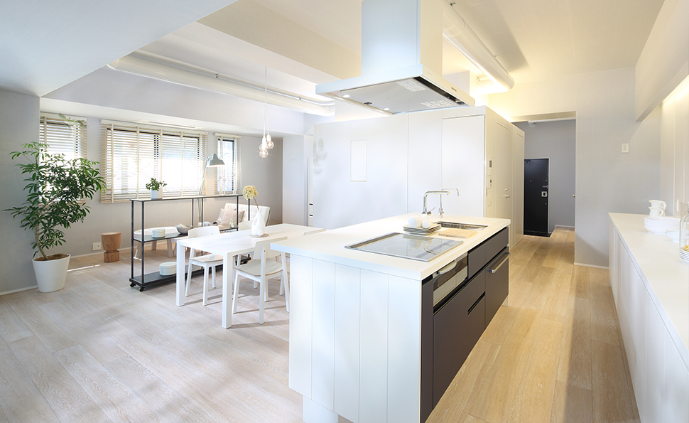 キッチン奥　水回りが配置されたセンターコアが住まいの中心にある