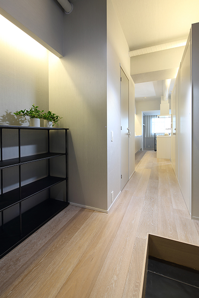 玄関から廊下をみる