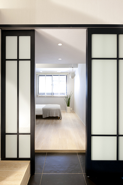 玄関から寝室を見る