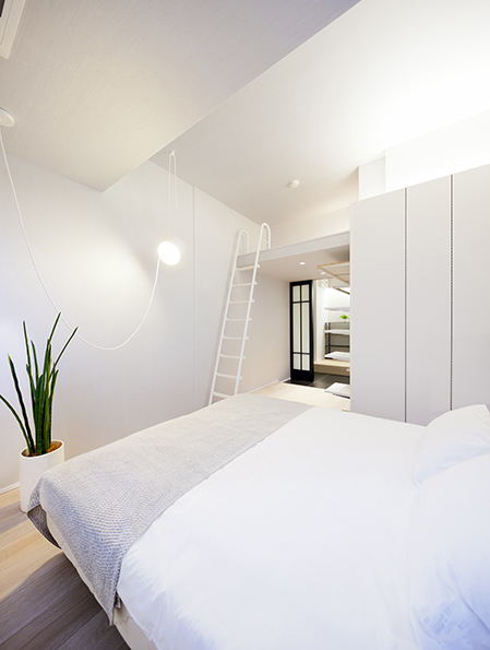 寝室のWICの上部にはロフト収納を設置
