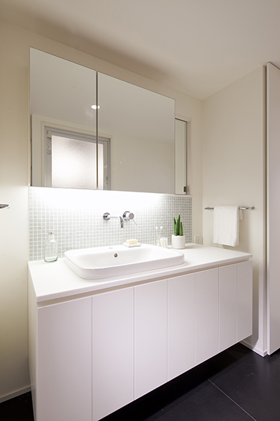 洗面　間接照明がガラスモザイクタイルを美しく照らす