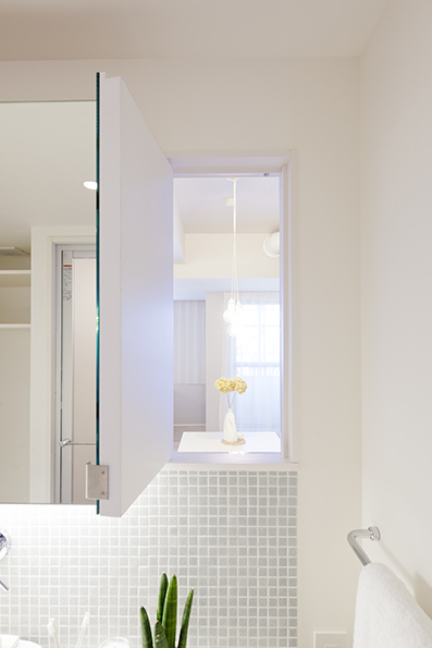 鏡収納の右横には鏡付扉があり開けることで通風できる