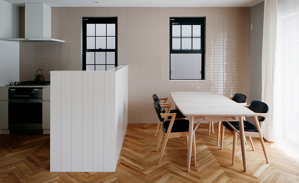 L字型のキッチン<br />ダイニングに続く美しいベージュのタイル