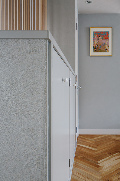 グレーの珪藻土壁<br />微妙な色合いと風合いが柔らかい空間を作っている