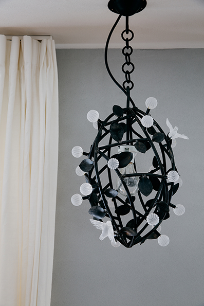 施主が作家にオーダーした照明<br />ガラスと鋳物の組合せ