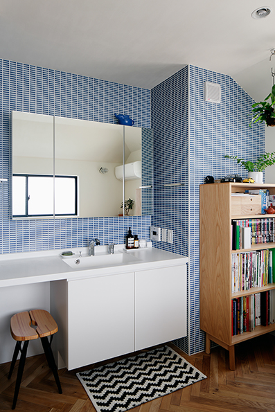 青いタイルの洗面<br />洗面スペースでも腰掛けるスペースを作る