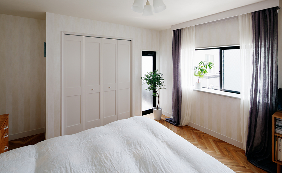 寝室　壁は海外製のストライプの壁紙