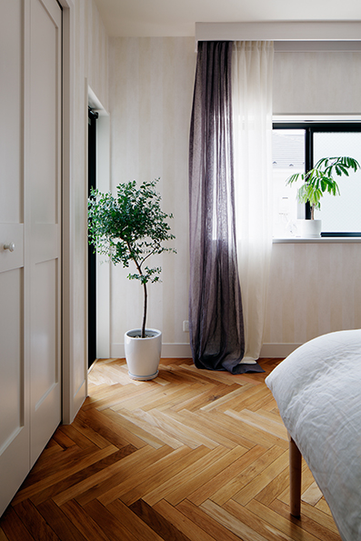 ここでも天井から吊るしたカーテンで窓を高くみせている