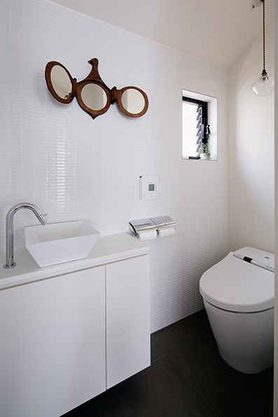 白いタイルを貼ったトイレ