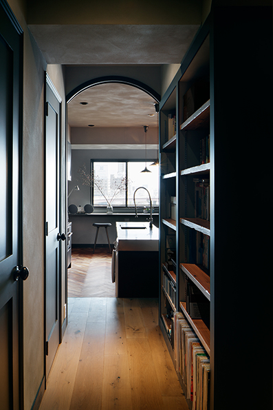 玄関から廊下を見る<br />本棚に囲まれた空間 玄関から廊下を見る<br />本棚に囲まれた空間