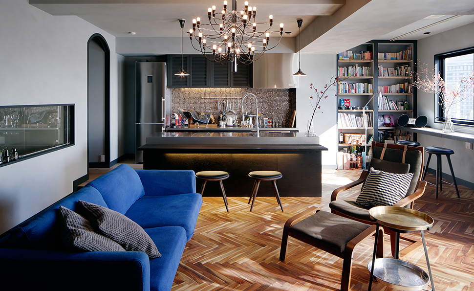 床はミモザのヘリンボーン<br />壁はグレーのポーターズペインと 床はミモザのヘリンボーン<br />壁はグレーのポーターズペインと