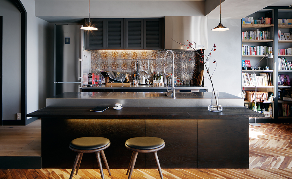 二型のキッチン、背面の壁には貝殻のタイル 二型のキッチン、背面の壁には貝殻のタイル